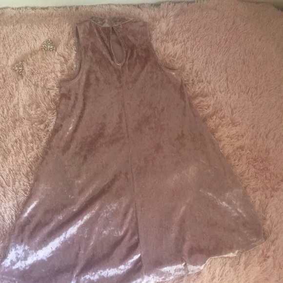 Flattering Sleeveless Crushed Velvet Dress - Picture 4 of 8